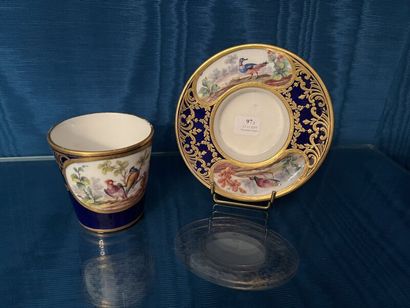 SÈVRES.
Gobelet enfoncé et sa soucoupe en...