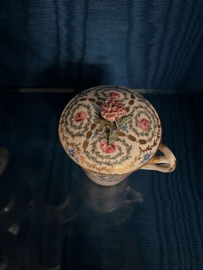 SÈVRES.
Gobelet enfoncé couvert et sa soucoupe...