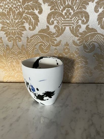 Karin BABLOK (née en 1964). 
Vase en porcelaine...
