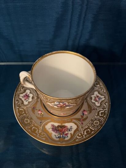 SÈVRES.
Gobelet enfoncé et sa soucoupe en...