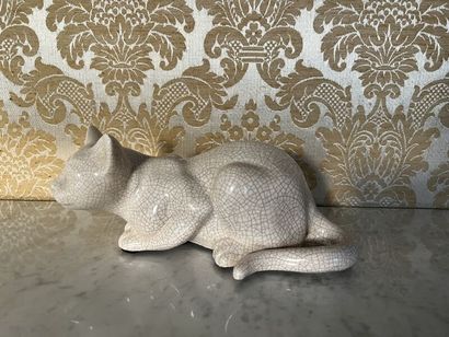 LA LOUVIÈRE. 
Chat couché en céramique craquelée...