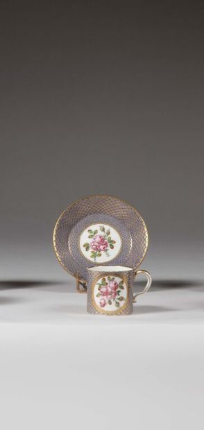 SÈVRES.
Petite tasse litron et sa sous-tasse...