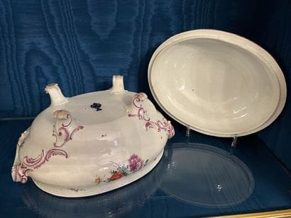 LUDWIGSBURG. 
Large covered porcelain tureen...