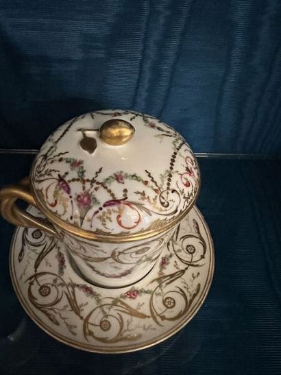 PARIS.
Porcelain trembleuse covered cup and...