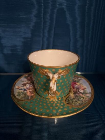 SÈVRES.
Gobelet enfoncé et sa soucoupe en...