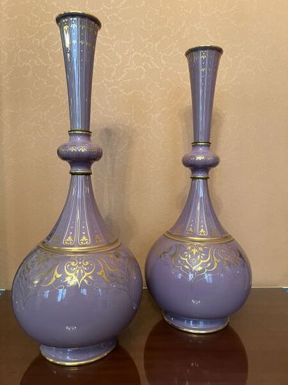 SÈVRES.
Paire d'importants vases balustres...