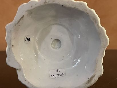 VINCENNES.
Pair of pots-pourris in white...