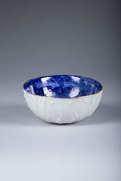 École contemporaine. 
Petite coupe en porcelaine...