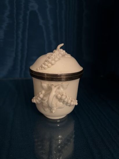 SAINT-CLOUD.
White enameled soft-paste porcelain...