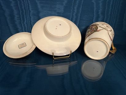 PARIS.
Porcelain trembleuse covered cup and...