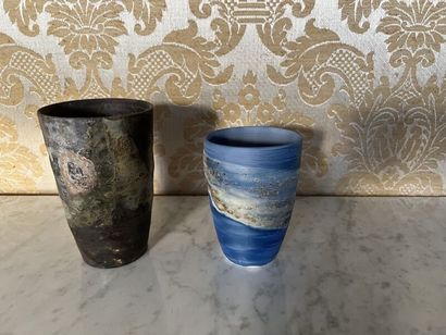 École contemporaine. 
Deux vases en céramique...