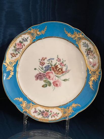 SÈVRES.
Paire d'assiettes à bords contournés...