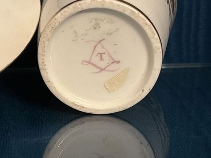 SÈVRES.
Gobelet enfoncé et sa soucoupe en...