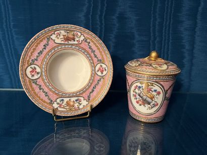 SÈVRES.
Gobelet enfoncé couvert et sa soucoupe...