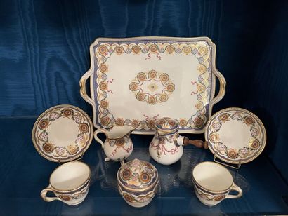 SÈVRES.
Service à café tête à tête en porcelaine...