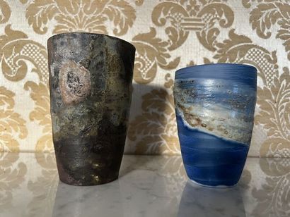 École contemporaine. 
Deux vases en céramique...