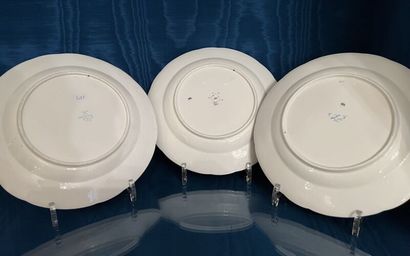 SÈVRES.
Suite de trois assiettes à bords...