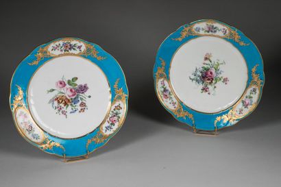 SÈVRES.
Paire d'assiettes à bords contournés...