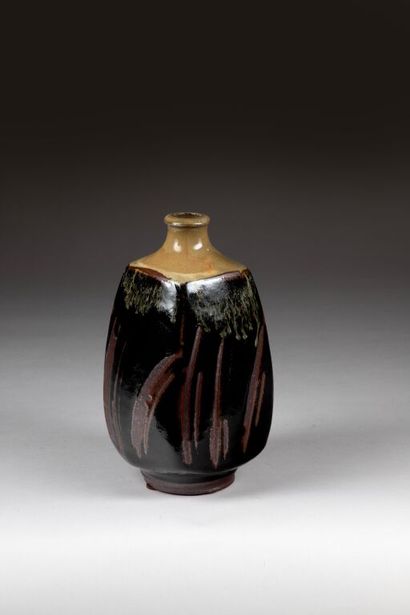 École contemporaine. 
Vase quadrangulaire...