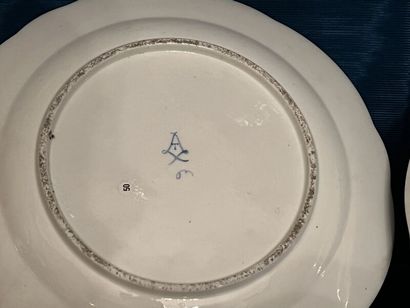 SÈVRES.
Paire d'assiettes à bords contournés...