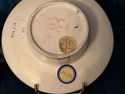 SÈVRES.
Gobelet enfoncé et sa soucoupe en...
