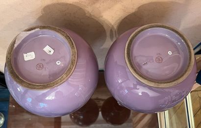 SÈVRES.
Paire d'importants vases balustres...
