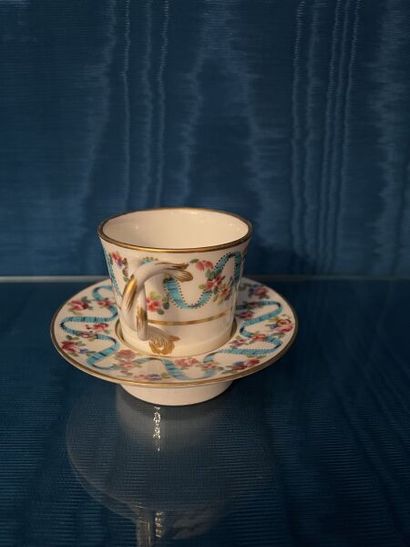 SÈVRES.
Gobelet enfoncé et sa soucoupe en...
