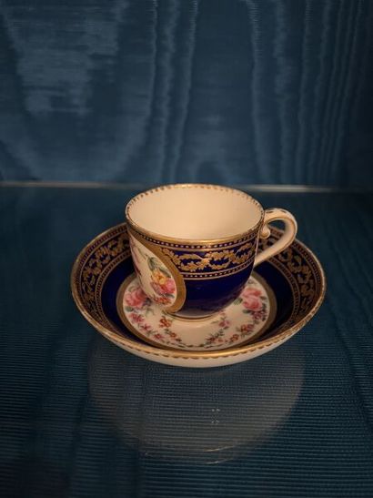 SÈVRES.
Petite tasse et sa sous-tasse en...
