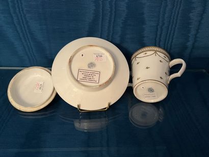 BORDEAUX (Manufacture de Verneuilh et Vanier).
Porcelain...