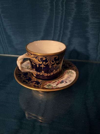 SÈVRES.
Gobelet enfoncé et sa soucoupe en...