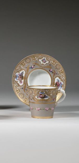 SÈVRES.
Gobelet enfoncé et sa soucoupe en...