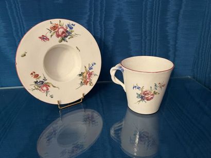 MENNECY. 
Trembleuse cup and saucer in soft...