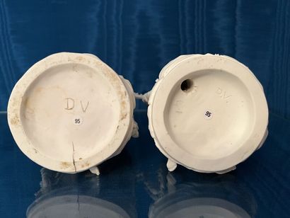 MENNECY.
Two soft porcelain cookie groups,...