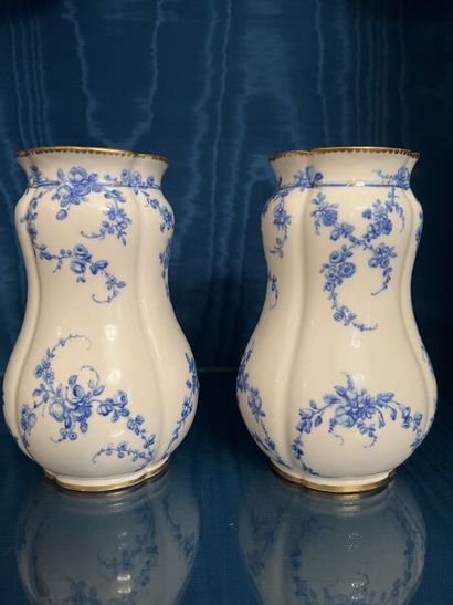 SÈVRES.
Paire de vases Indiens en porcelaine...