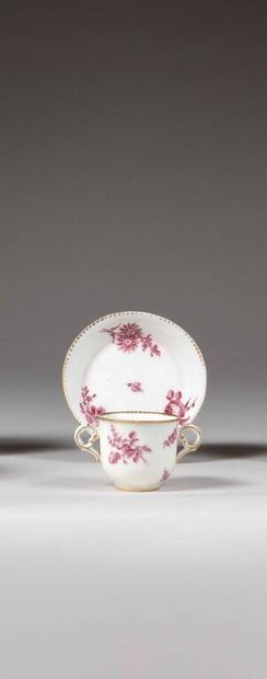 VINCENNES et SÈVRES.
Petite tasse à anses...