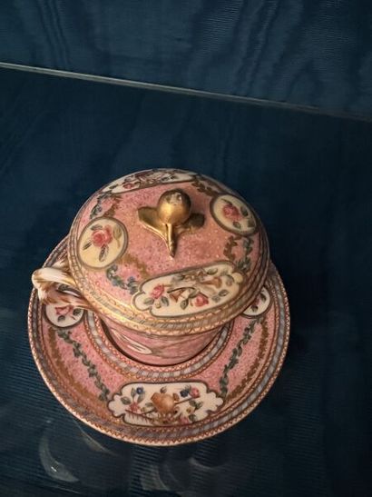 SÈVRES.
Gobelet enfoncé couvert et sa soucoupe...