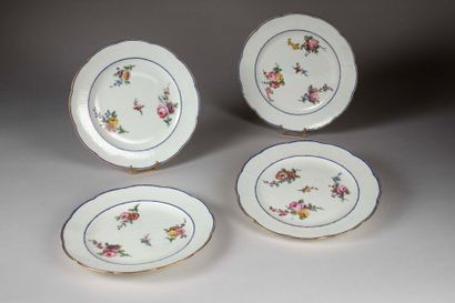 SÈVRES.
Suite de quatre assiettes à bords...