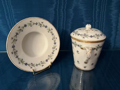 PARIS (Manufacture de la Reine, rue de Thiroux).
Porcelain...