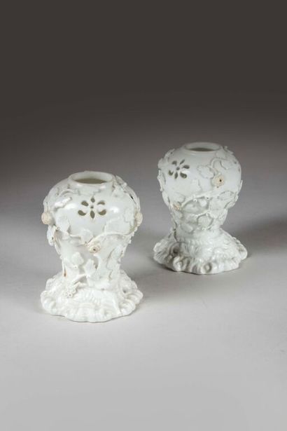 VINCENNES.
Pair of pots-pourris in white...