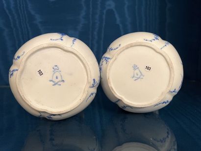 SÈVRES.
Paire de vases Indiens en porcelaine...