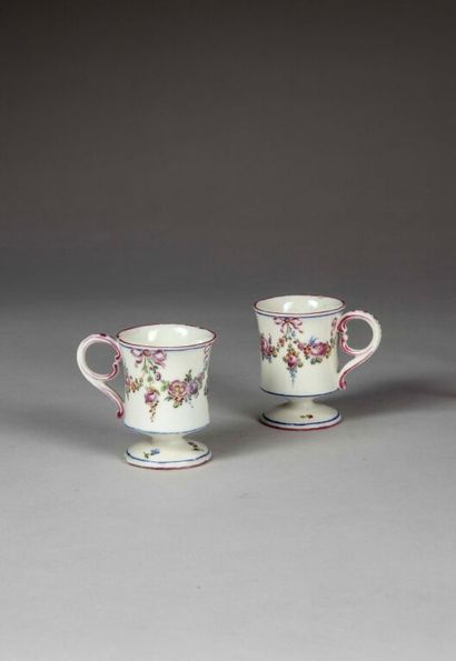 MENNECY.
Pair of small soft-paste porcelain...
