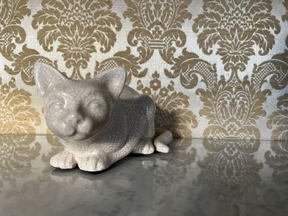 LA LOUVIÈRE. 
Chat couché en céramique craquelée...