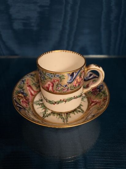SÈVRES. 
Petite tasse litron et sa sous-tasse...