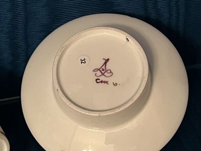 SÈVRES.
Gobelet enfoncé et sa soucoupe en...