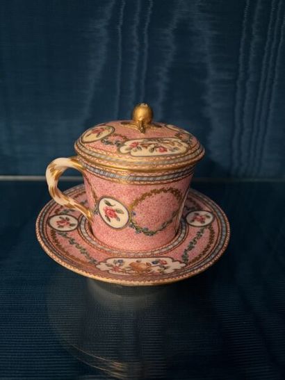 SÈVRES.
Gobelet enfoncé couvert et sa soucoupe...