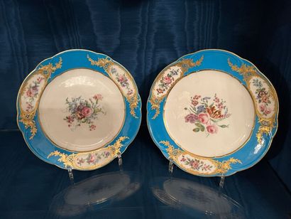 SÈVRES.
Paire d'assiettes à bords contournés...