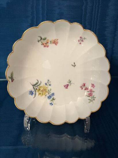 VINCENNES.
Hollow porcelain scalloped bowl...