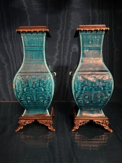 Théodore DECK (1823-1891). 
Paire de vases...