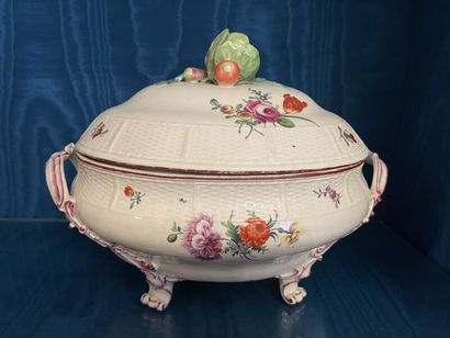 LUDWIGSBURG. 
Large covered porcelain tureen...