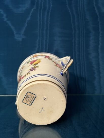 SÈVRES.
Gobelet à lait en porcelaine à décor...
